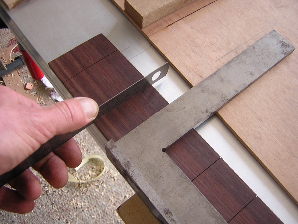 une touche déjà rainuré comme guide de positionement.JPG